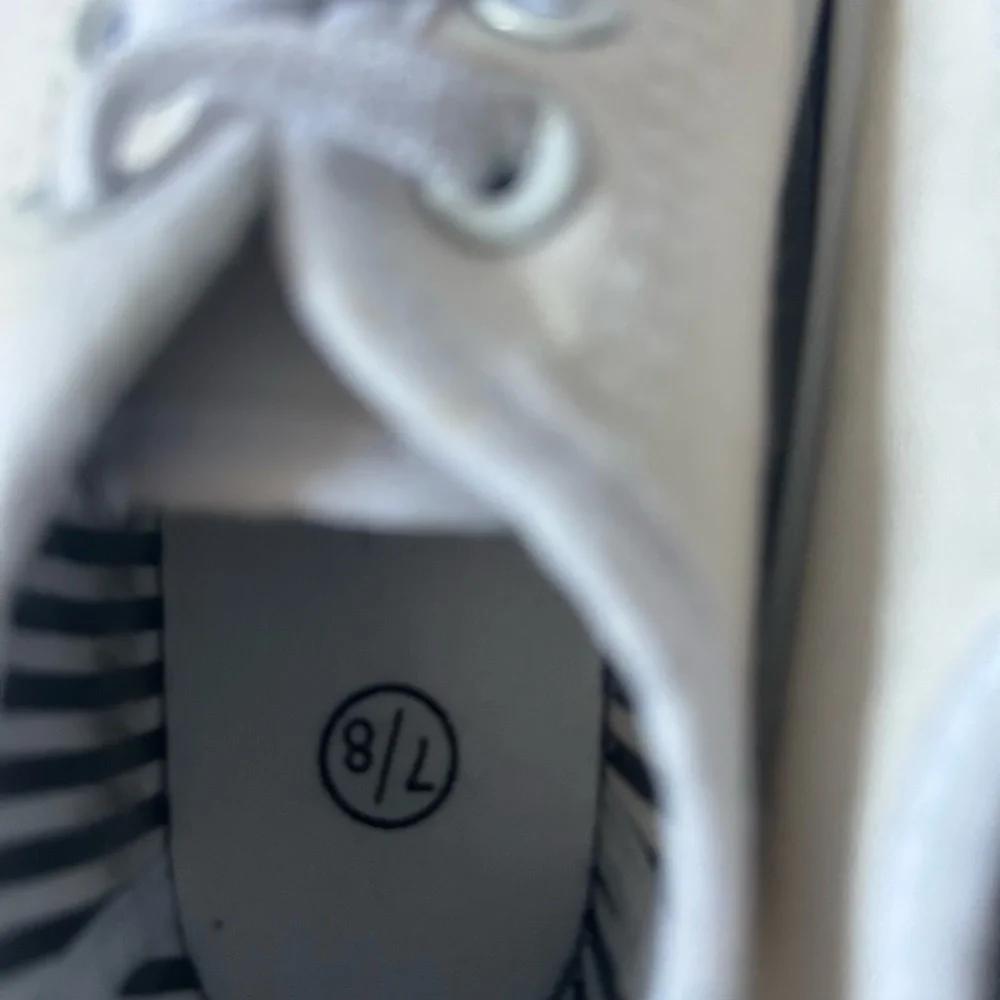size 7/8 Kids White sneakers elastic pull on